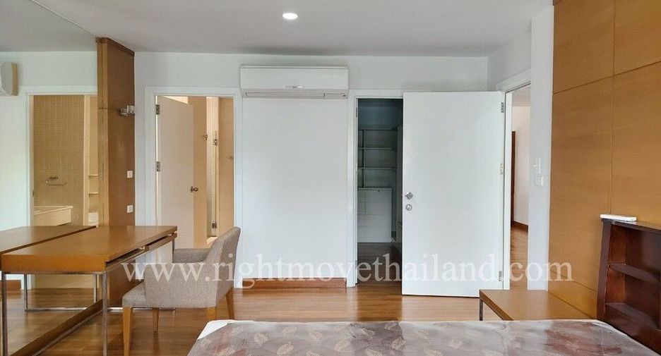 For rent 4 bedrooms townhouse in Watthana, Bangkok