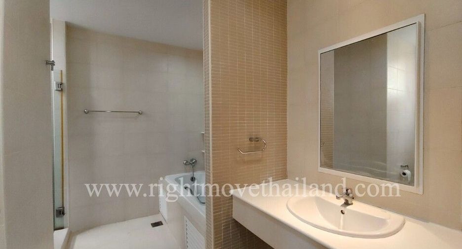 For rent 4 bedrooms townhouse in Watthana, Bangkok