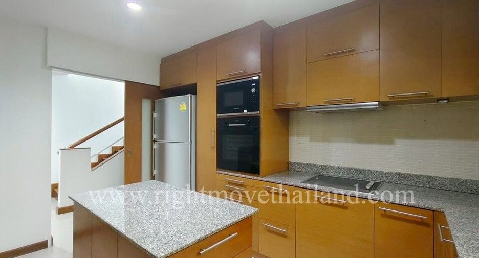 For rent 4 bedrooms townhouse in Watthana, Bangkok