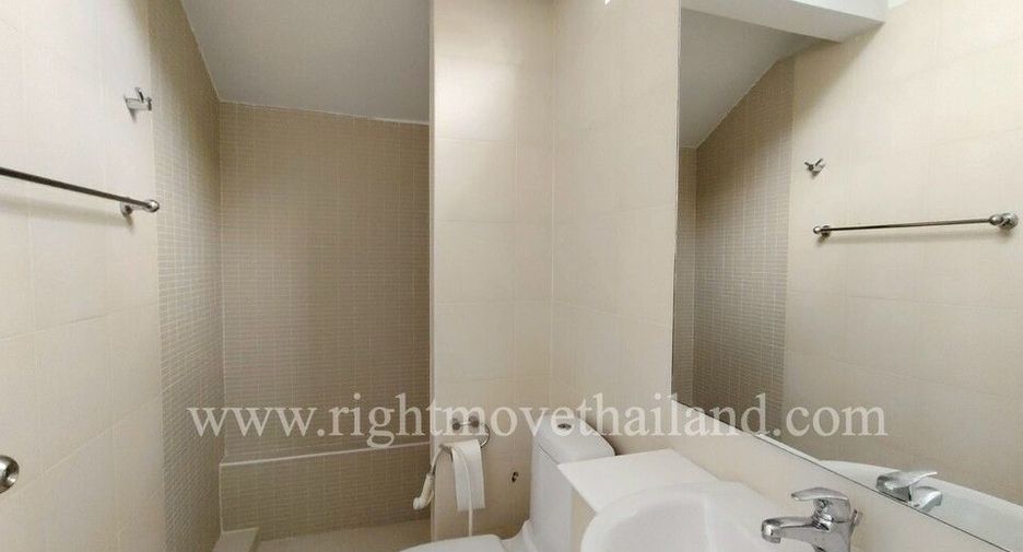 For rent 4 bedrooms townhouse in Watthana, Bangkok