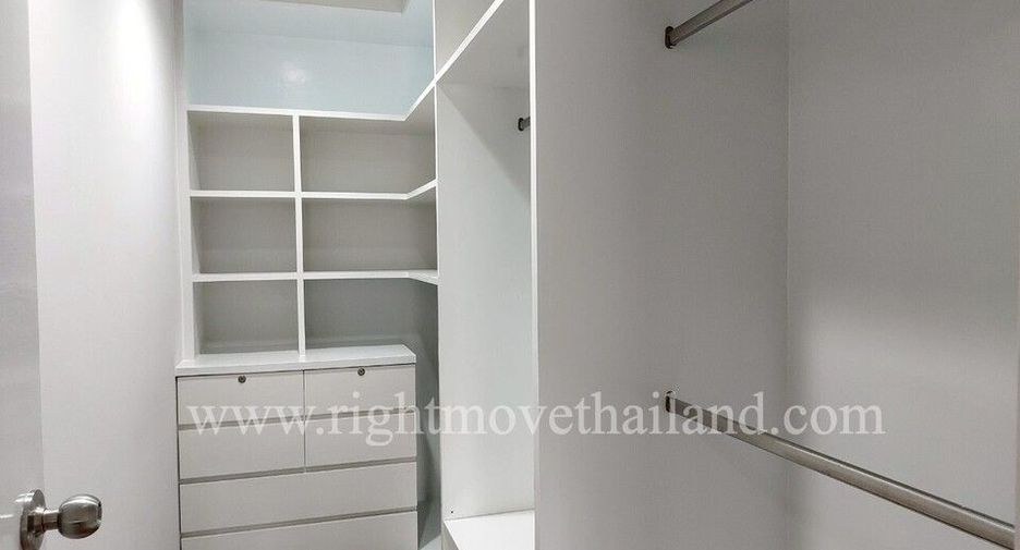 For rent 4 bedrooms townhouse in Watthana, Bangkok