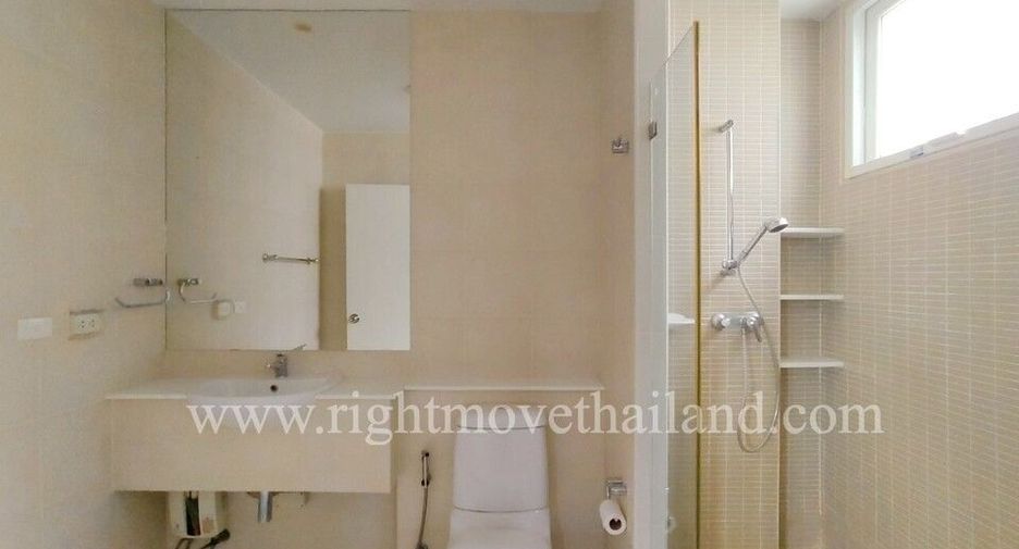 For rent 4 bedrooms townhouse in Watthana, Bangkok