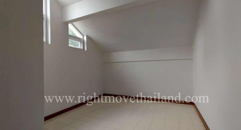 For rent 4 bedrooms townhouse in Watthana, Bangkok