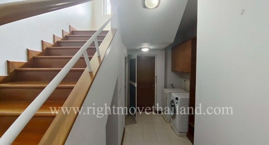 For rent 4 bedrooms townhouse in Watthana, Bangkok