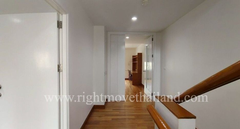 For rent 4 bedrooms townhouse in Watthana, Bangkok