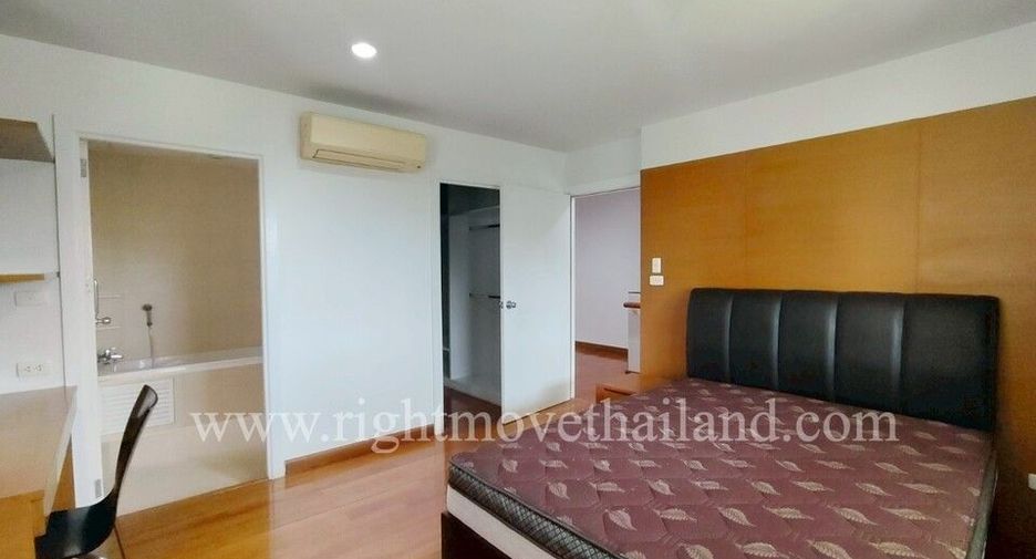 For rent 4 bedrooms townhouse in Watthana, Bangkok
