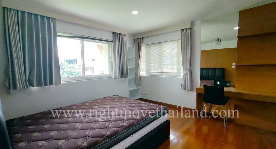 For rent 4 bedrooms townhouse in Watthana, Bangkok