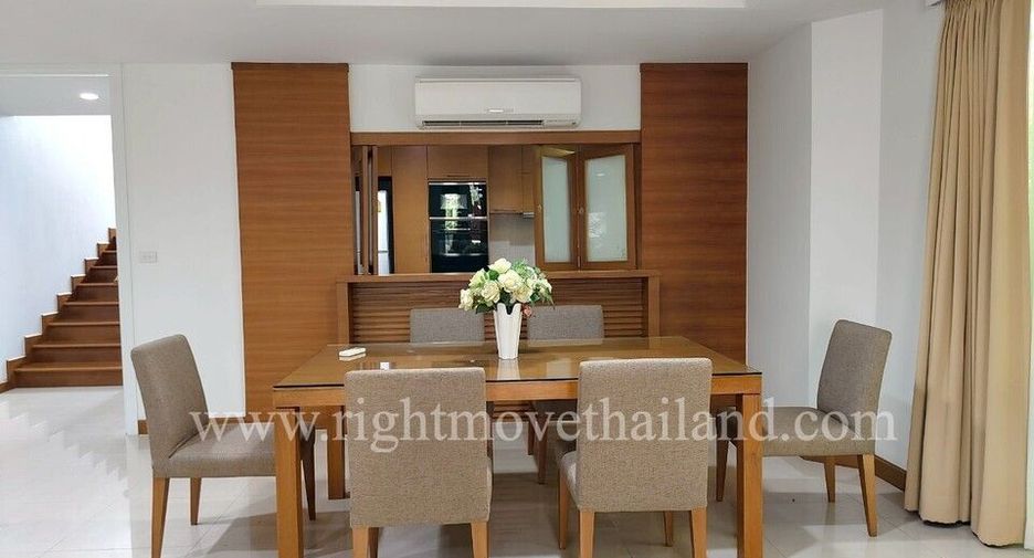 For rent 4 bedrooms townhouse in Watthana, Bangkok
