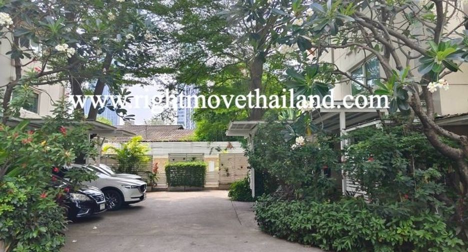 For rent 4 bedrooms townhouse in Watthana, Bangkok