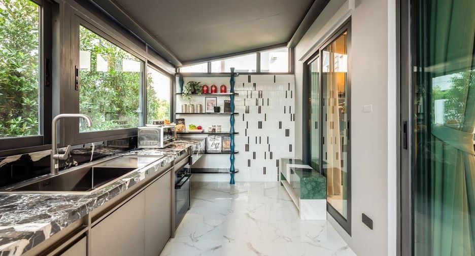 For rent 4 bedrooms house in Huai Khwang, Bangkok