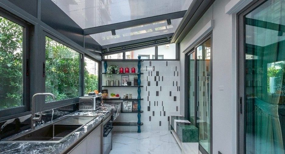 Haus zum Kauf mit 5 Zimmer in Huai Khwang, Bangkok