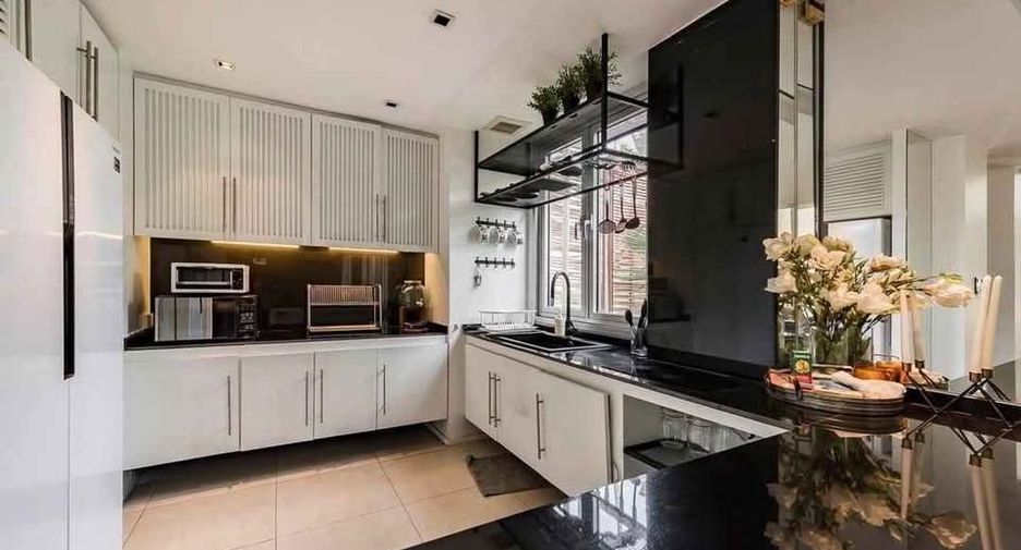 For sale 4 bedrooms house in Yan Nawa, Bangkok
