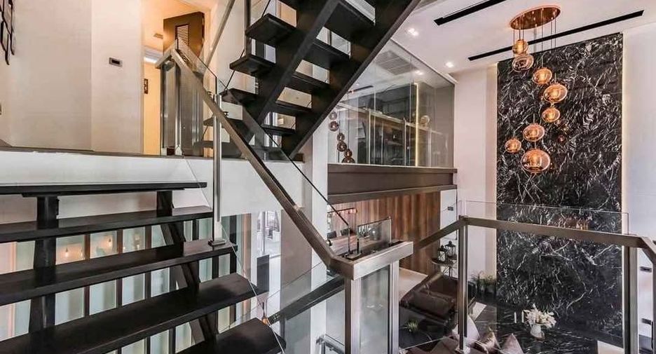 For sale 4 bedrooms house in Yan Nawa, Bangkok