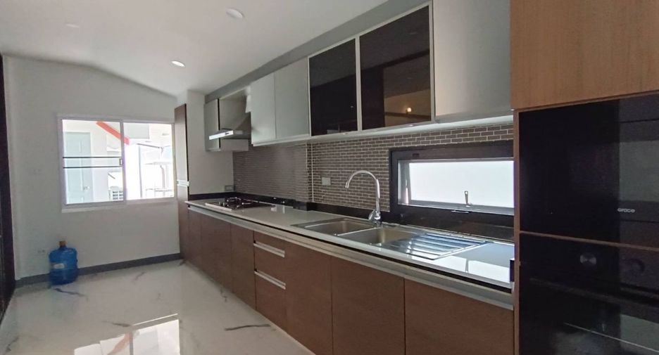 For rent and for sale 3 bedrooms villa in Bang Lamung, Chonburi