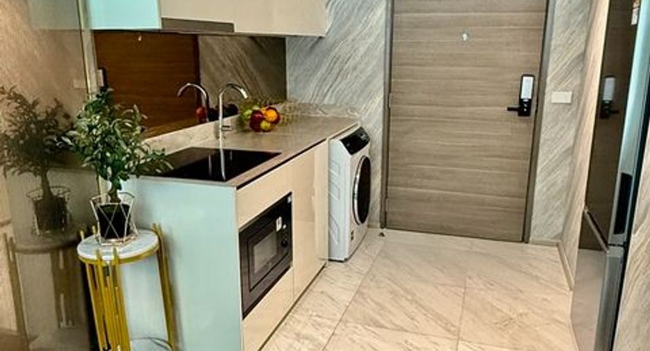 For rent 3 bedrooms condo in Khlong Toei, Bangkok
