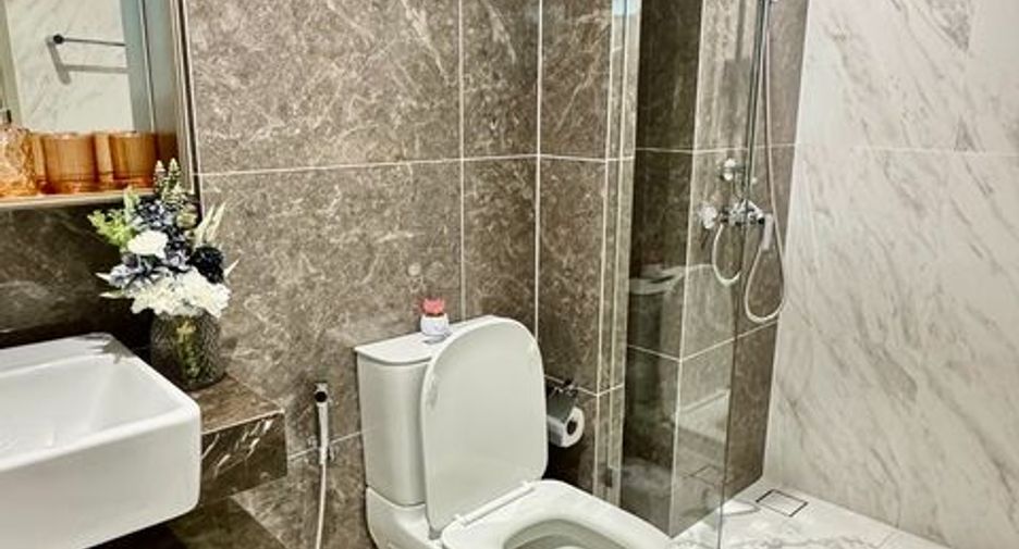 For rent 3 bedrooms condo in Khlong Toei, Bangkok