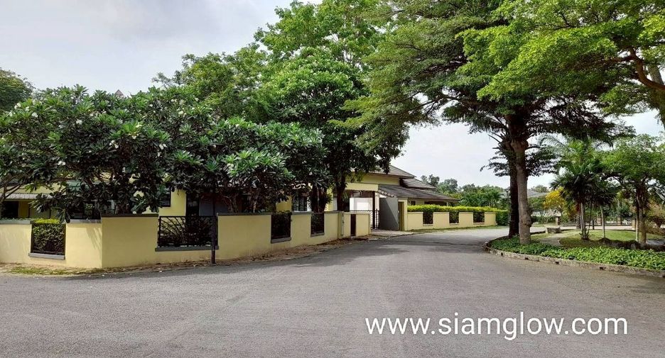 For rent and for sale 4 bedrooms villa in Bang Lamung, Chonburi