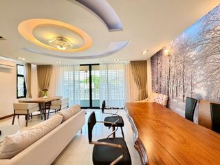 Casa en venta de 9 habitaciones en Phra Khanong, Bangkok