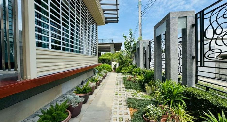 For sale 9 bedrooms house in Phra Khanong, Bangkok