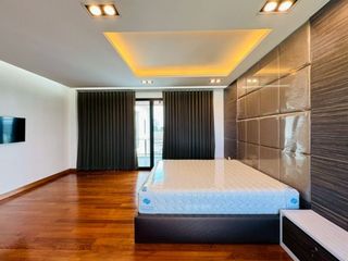 Casa en venta de 9 habitaciones en Phra Khanong, Bangkok
