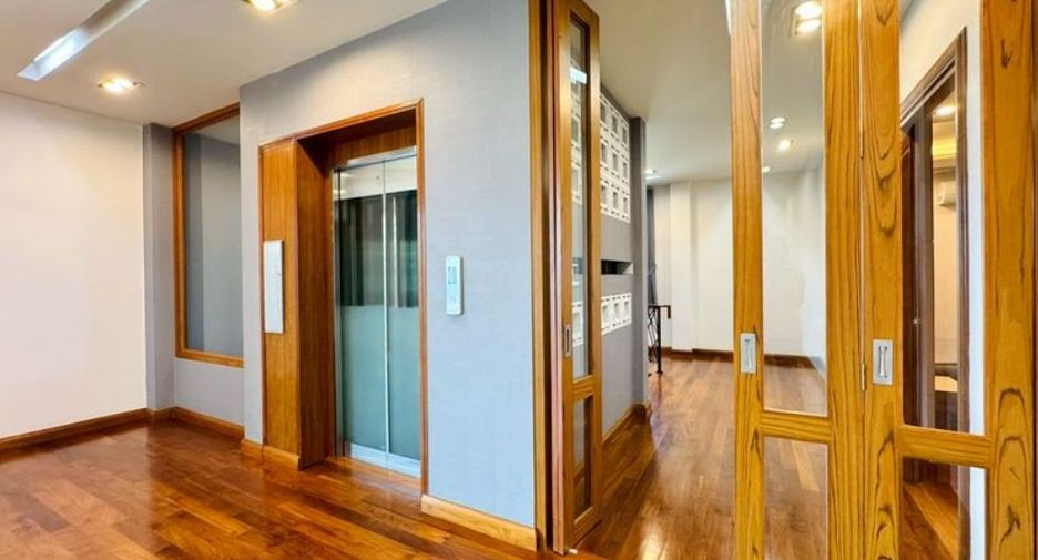 For sale 9 bedrooms house in Phra Khanong, Bangkok