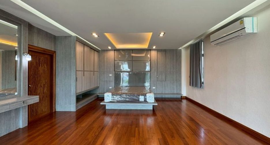 For sale 9 bedrooms house in Phra Khanong, Bangkok