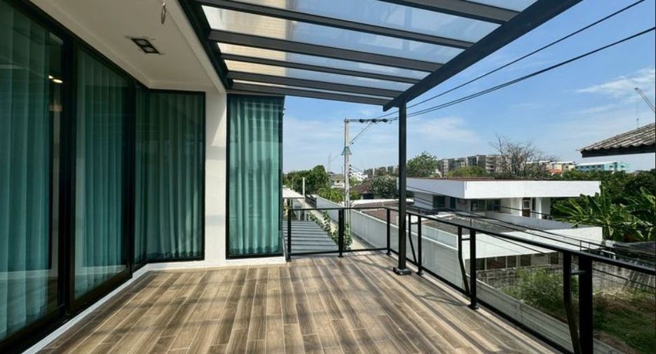 For sale 9 bedrooms house in Phra Khanong, Bangkok