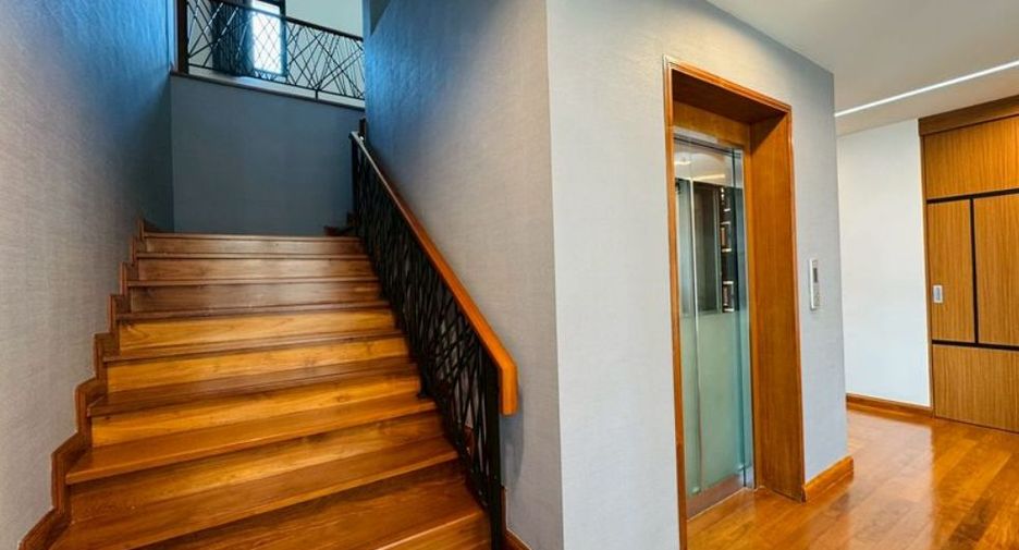 For sale 9 bedrooms house in Phra Khanong, Bangkok