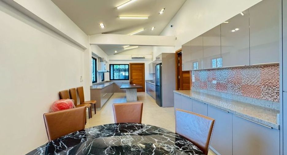 For sale 9 bedrooms house in Phra Khanong, Bangkok
