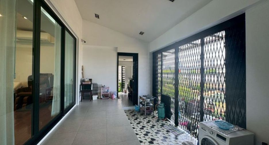 For sale 9 bedrooms house in Phra Khanong, Bangkok