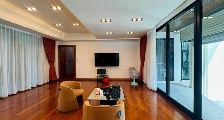 For sale 9 bedrooms house in Phra Khanong, Bangkok