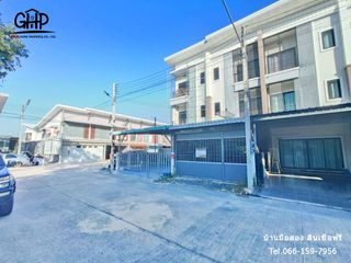 For sale 3 bed townhouse in Mueang Suphanburi, Suphan Buri