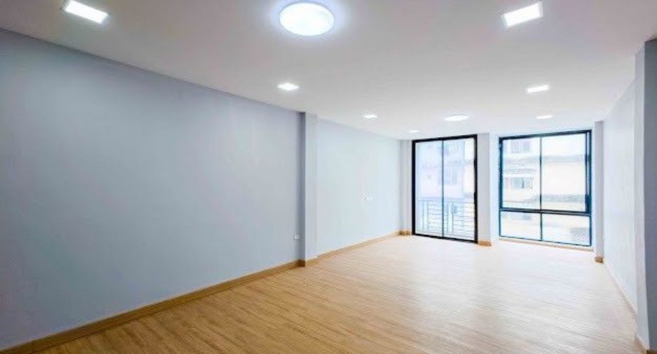 For sale retail Space in Bang Phlat, Bangkok