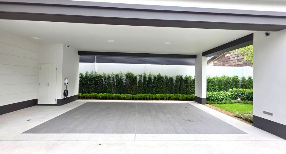 For sale 4 bedrooms house in Mueang Samut Prakan, Samut Prakan