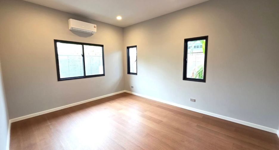 For sale 4 bedrooms house in Mueang Samut Prakan, Samut Prakan