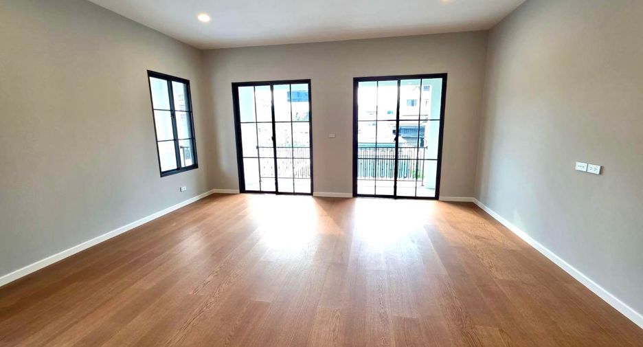 For sale 4 bedrooms house in Mueang Samut Prakan, Samut Prakan