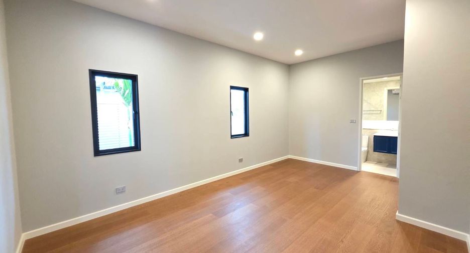 For sale 4 bedrooms house in Mueang Samut Prakan, Samut Prakan
