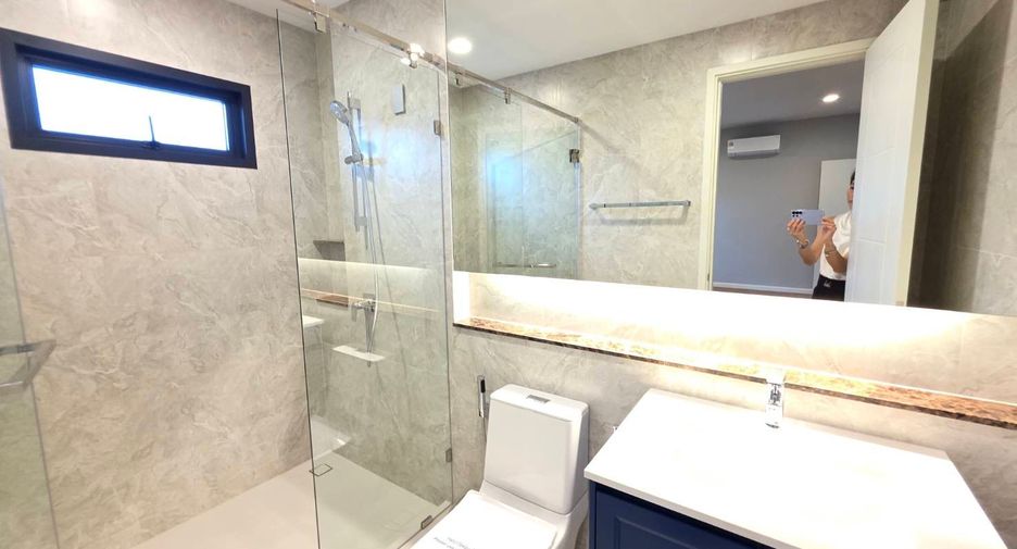 For sale 4 bedrooms house in Mueang Samut Prakan, Samut Prakan