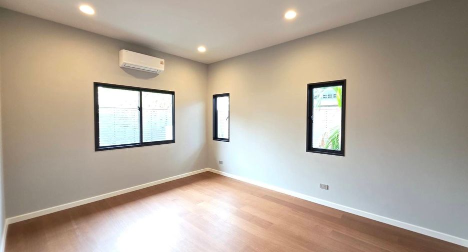 For sale 4 bedrooms house in Mueang Samut Prakan, Samut Prakan