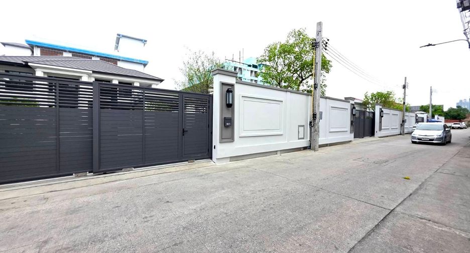 For sale 4 bedrooms house in Mueang Samut Prakan, Samut Prakan