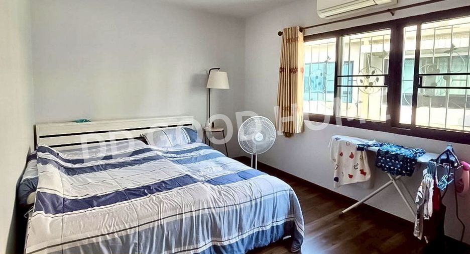 À vendre 3 chambres maison de ville à Bang Lamung, Chonburi