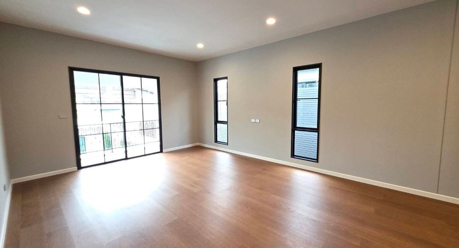 For sale 4 bedrooms house in Mueang Samut Prakan, Samut Prakan