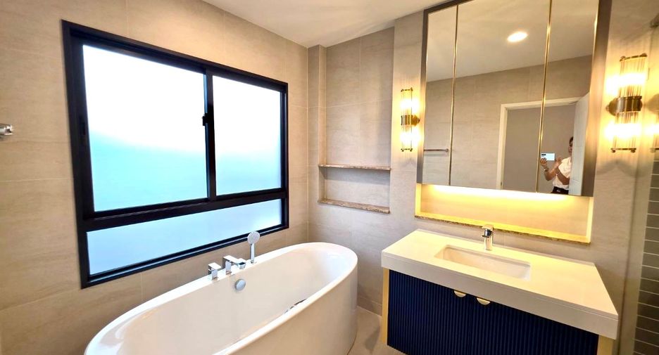 For sale 4 bedrooms house in Mueang Samut Prakan, Samut Prakan