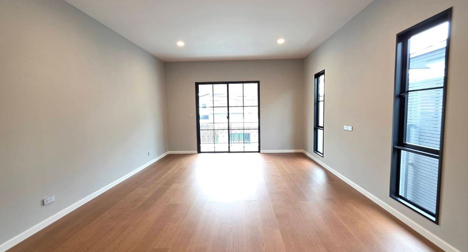 For sale 4 bedrooms house in Mueang Samut Prakan, Samut Prakan