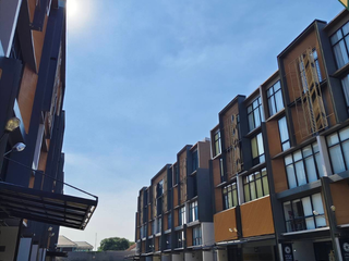 For sale 6 ベッドルーム townhouse in Phra Khanong, Bangkok