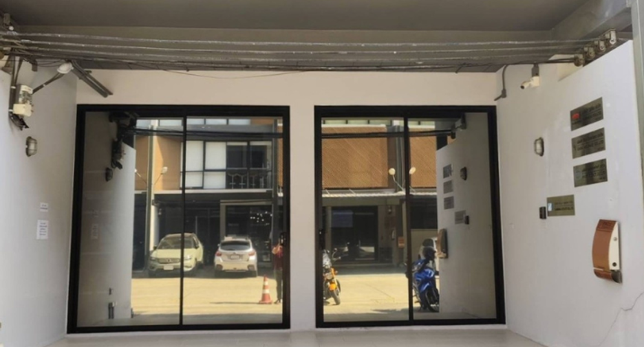 Reihenhaus zum Kauf mit 6 Zimmer in Phra Khanong, Bangkok