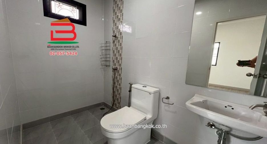 出售 2 卧室 联排别墅 在 Sam Khok, Pathum Thani
