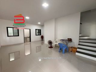 For sale 2 bed townhouse in Sam Khok, Pathum Thani
