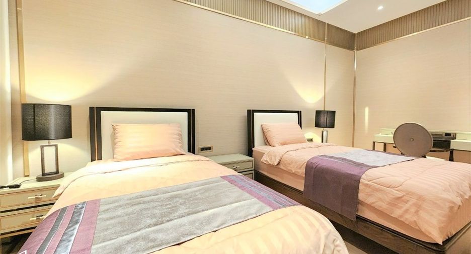 For rent 3 bed condo in Khlong San, Bangkok
