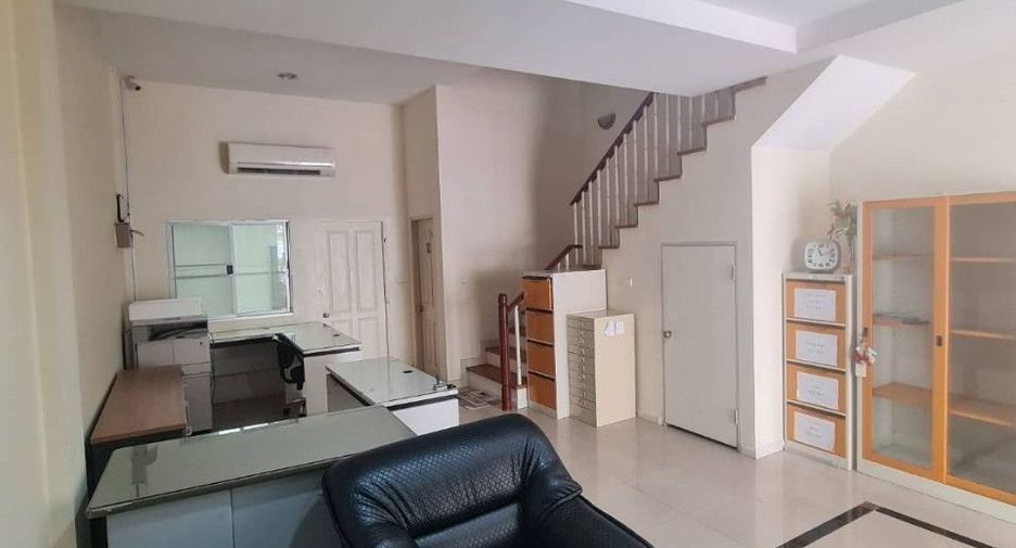 Casa adosada en alquiler de 3 habitaciones en Suan Luang, Bangkok